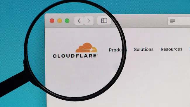 AI Лабиринт: Новият инструмент на Cloudflare заблуждава AI търсачките с фалшиви уеб страници