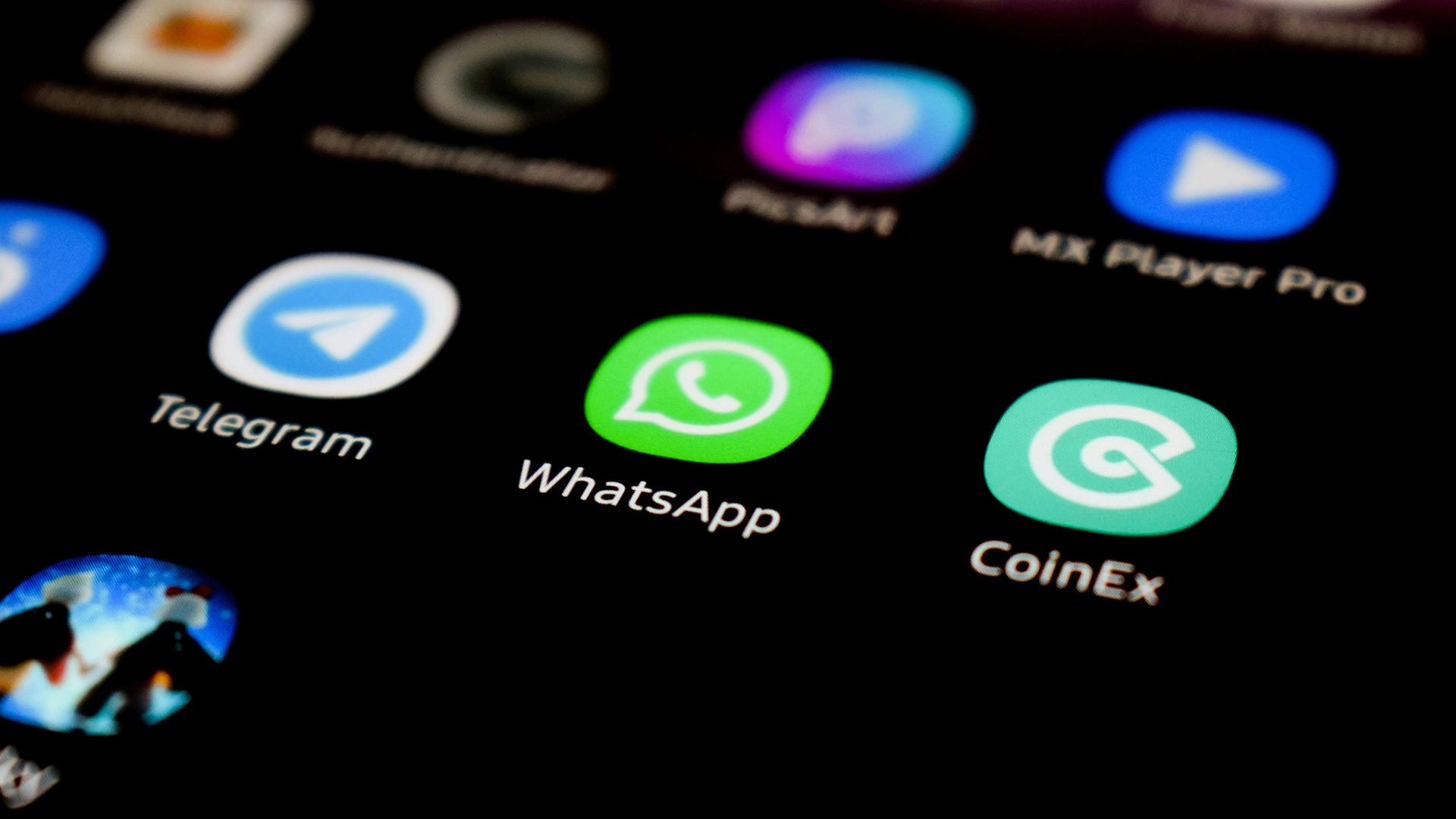 WhatsApp стартира реклами в Статус, добавя платени функции за канали