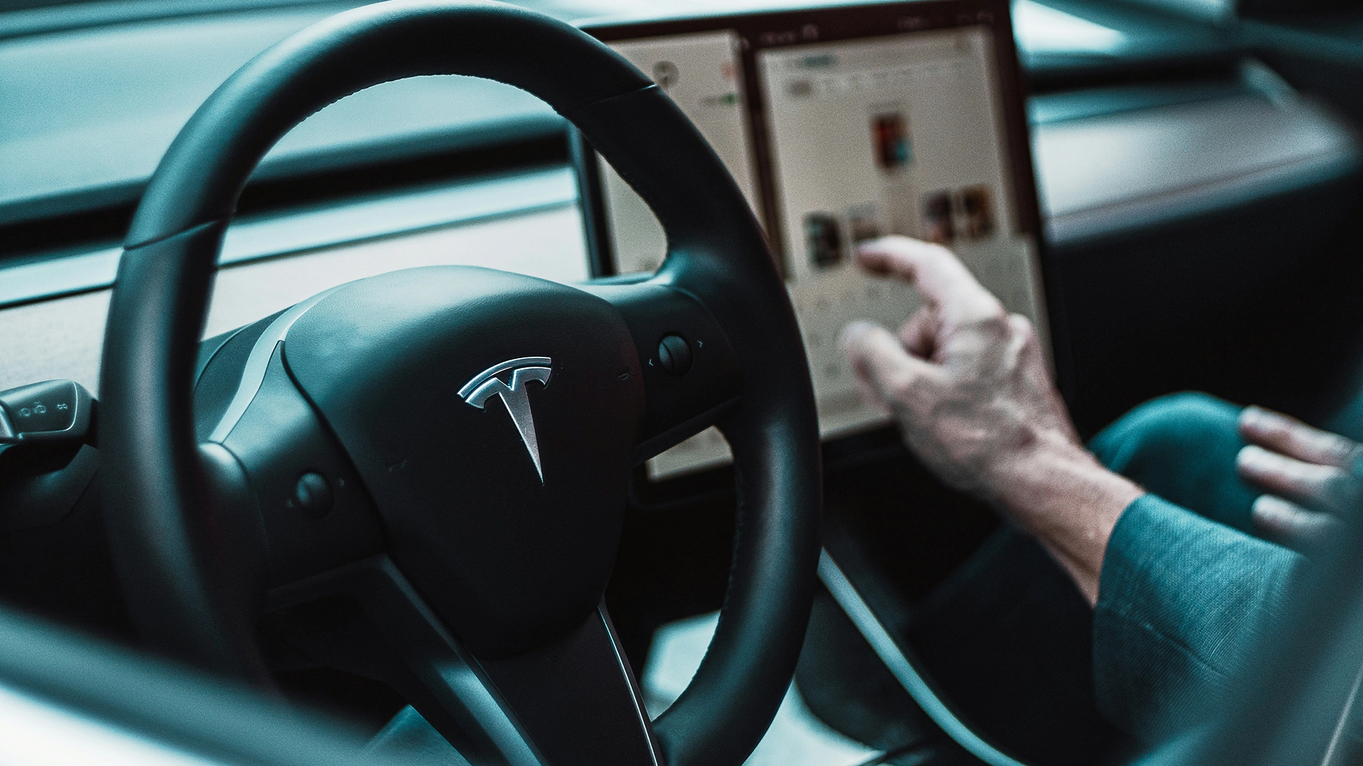 Tesla ударена със съдебно решение за $243M след като хакер възстановява данни от катастрофа